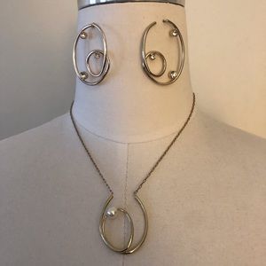 Stunning necklace and earrings set gold, pearl, and rhinestone - organic shape